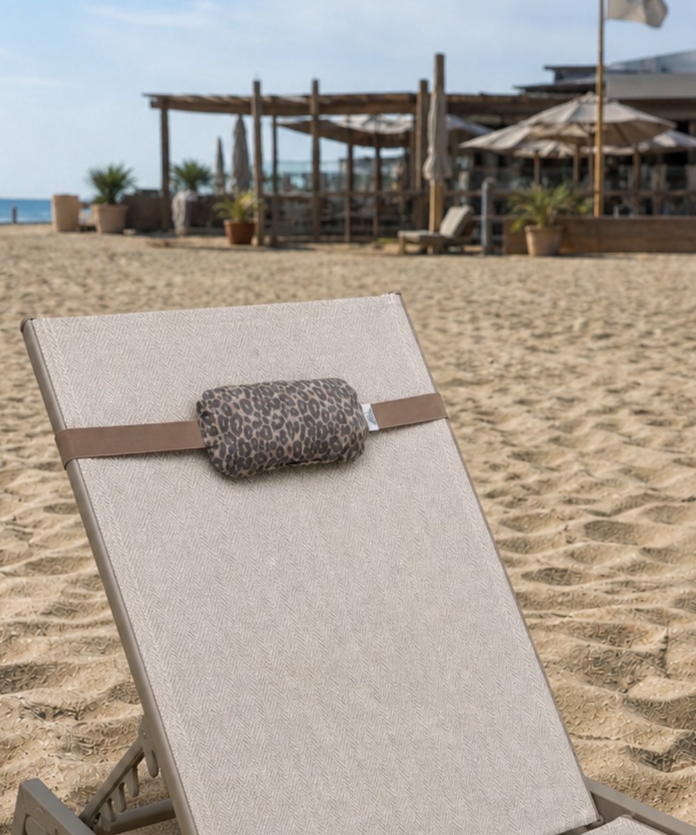 Beachcloud Saint-Tropez Handdoek elastiek met Katoenen Kussen – Voor Strandbed & Ligbed – Taupe Handdoekelastiek Panterprint