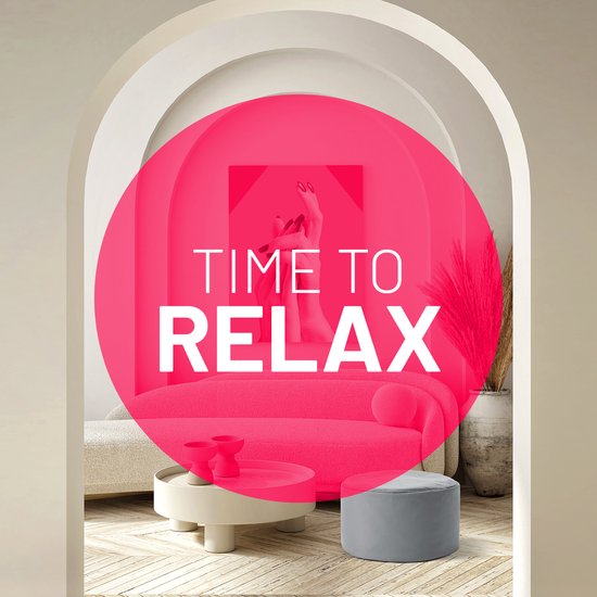 Grijze poef in een stijlvolle woonkamer met roze bank en tekst "TIME TO RELAX".