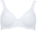 Witte voorgevormde beugel bh met brede schouderbanden, geïsoleerd.
