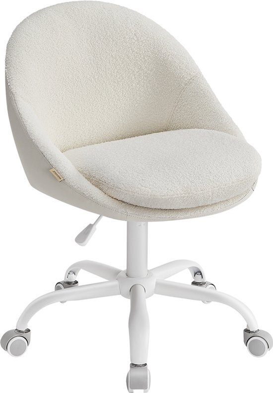 Witte teddy stof bureaustoel met ronde zitting, zachte rugleuning, zichtbaar label en witte draaibare onderstel.