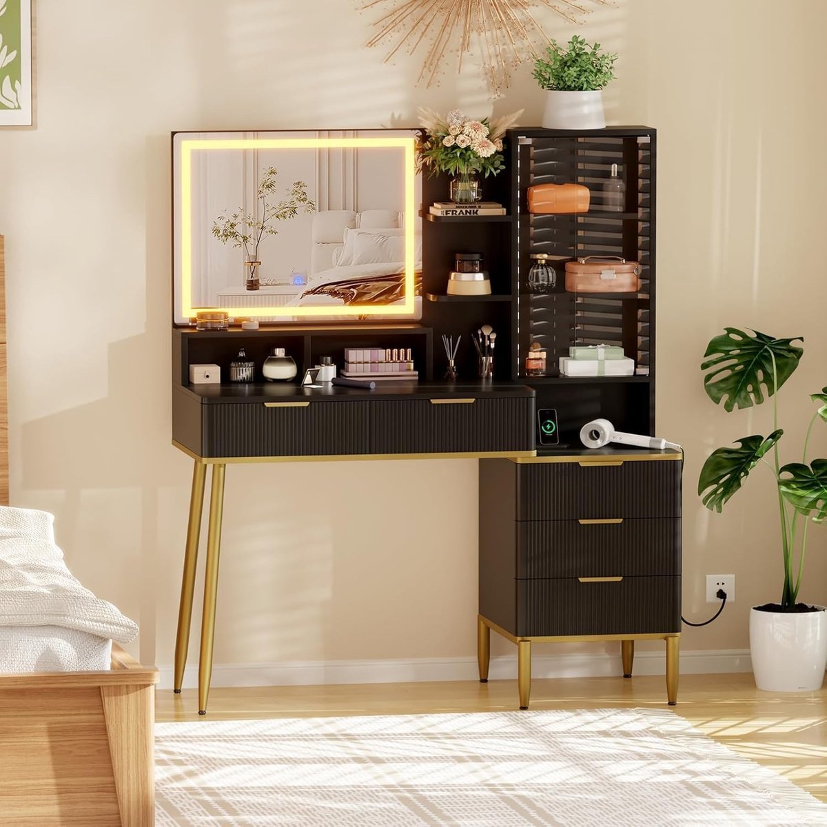 HOERFURIY Moderne Zwarte Kaptafel met LED Spiegel en Oplaadstation - Make-up Tafel met 5 Laden, Glazen Deuren en Gouden Poten - 115 x 46 x 139 cm