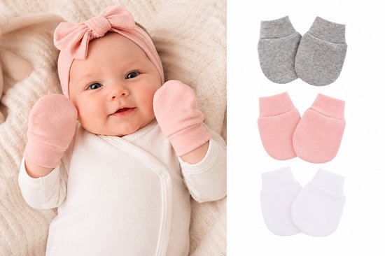 Baby met roze wantjes en hoofdband. Rechts, 3 paar baby wantjes in grijs, roze en wit.