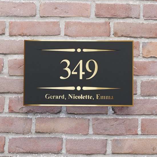 Donkergrijs huisnummerbord 349 met gouden letters en decoratieve lijnen, met namen eronder.