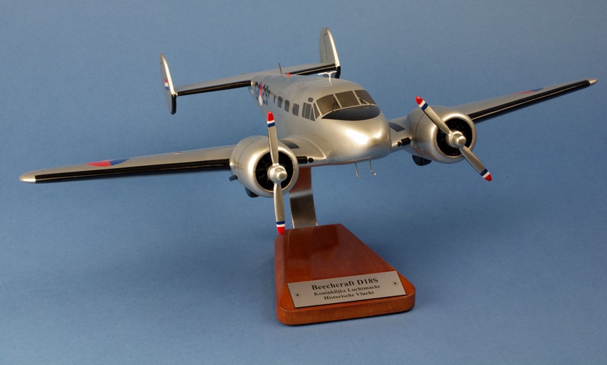 Houtel model Beechcraft D18S +/-L31x43cm