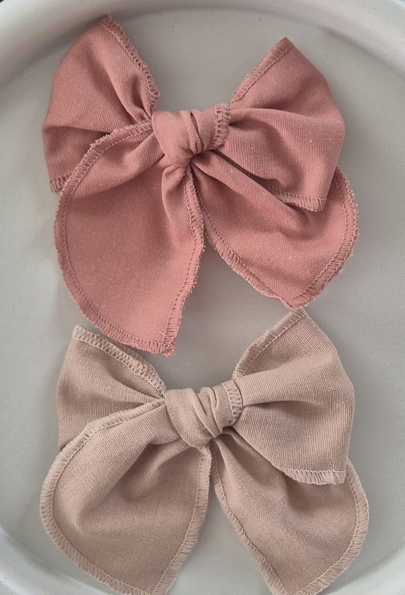 Beige en Roze middelgrote strikken – katoen/linnen strik – haaraccessoires baby & peuter – beige & oudroze – handgemaakt