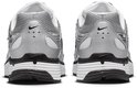 Achterkant van zilverkleurige Nike P-6000 sneakers met zwarte en witte accenten.