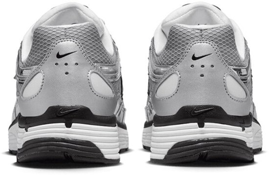 Achterkant van zilverkleurige Nike P-6000 sneakers met zwarte en witte accenten.