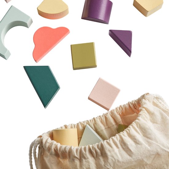 Losse houten bouwblokken vallen uit een stoffen zak. Pastelkleuren groen, geel, roze, paars en oranje.