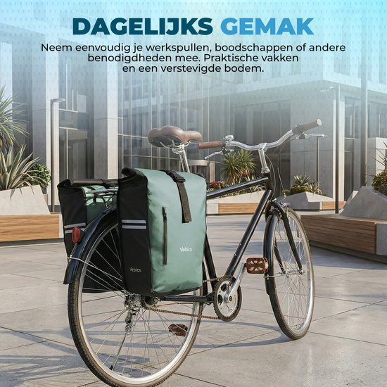 Mintgroene dubbele fietstas op een zwarte fiets, bevestigd aan de bagagedrager. Achtergrond met gebouwen.