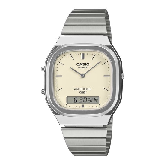 Zilverkleurig Casio horloge met crème wijzerplaat en digitale weergave.