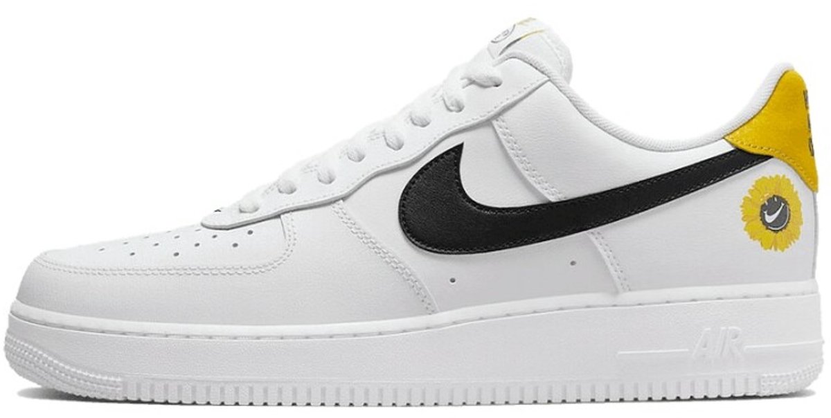 Sneakers Nike Nike Air Force 1’07 LV8 2 “” dark Sulfur Zwart