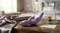 Paarse vibrator met zilveren punt op een houten tafel naast een boek met de tekst Montamour Bunny.