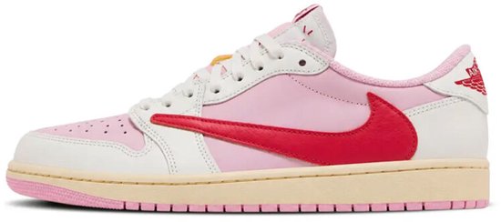 Zijaanzicht van Jordan 1 lage sneaker in sail, roze en rood met rode Swoosh.