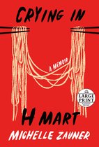 Boek kaft met rode achtergrond, met noedels die door eetstokjes worden opgehouden. Titel: Crying in H Mart.