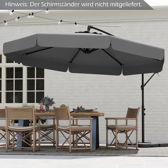 Grijze zweefparasol die een buitentafel met stoelen en een eettafel bij een huis dekt.