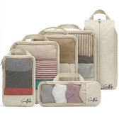 Set van 6 beige packing cubes en een schoenentas, gevuld met kleding.