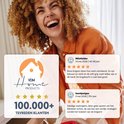 Lachende vrouw met krullend haar, met logo en klantbeoordelingen.