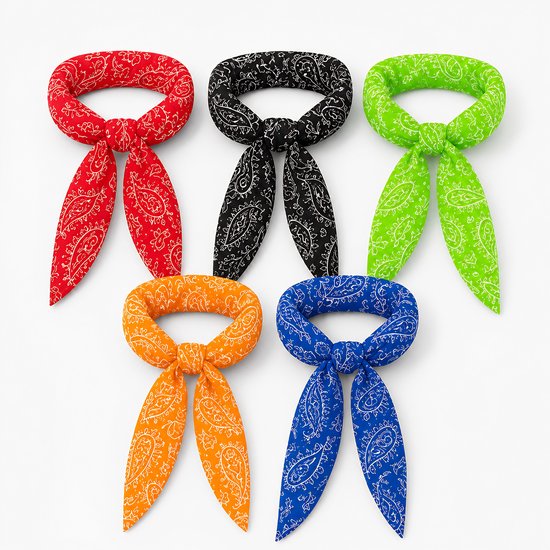 Vijf bandana-stijl koelsjaals met paisley-print in rood, zwart, groen, oranje en blauw, tegen een witte achtergrond.