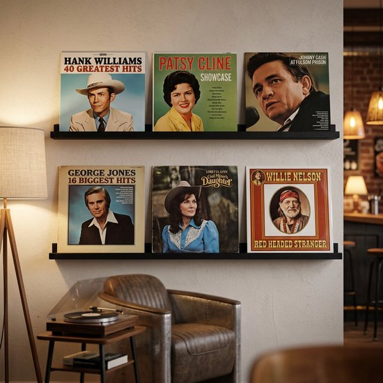 Zwarte planken met LP's van Hank Williams, Patsy Cline, Johnny Cash, George Jones, Loretta Lynn en Willie Nelson.