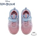 Paar roze en lichtblauwe kindersneakers met Stitch-print, klittenbandsluiting en veters.