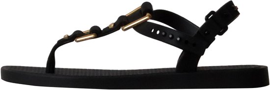Zijprofiel van een zwarte Ipanema slipper met gouden gespen en verstelbare enkelband.