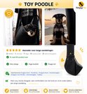 Zwarte hondendraagtas met ruiten voering, een hondje zit in de tas. Een andere hond zit op het strand.