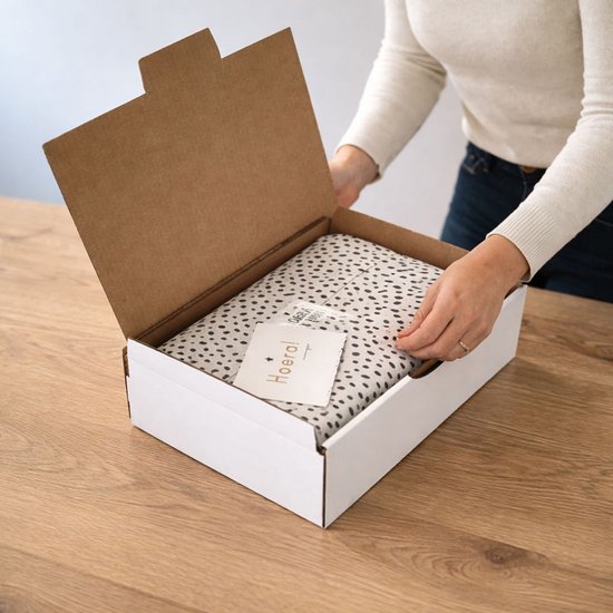 Kraamcadeau Meisje Lila – Cadeaubox met Romper, Slab en Knuffel — afbeelding 3