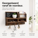 Donkerbruin houten wandrek met memobord, brievenhouder, legplanken en sleutelhaakjes met sleutels.