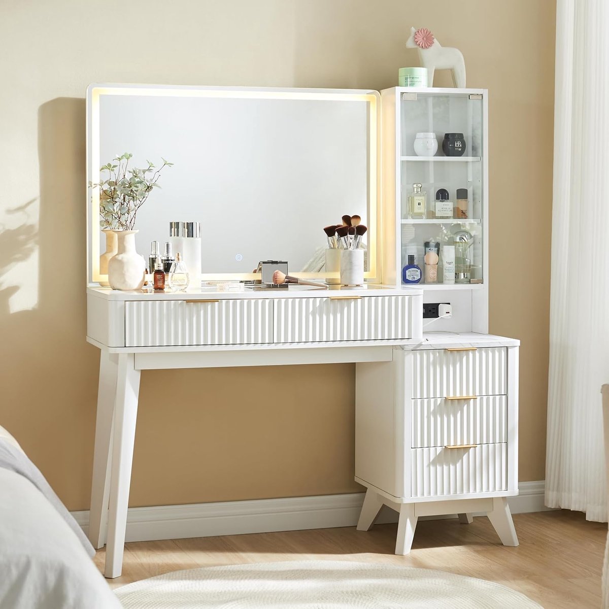 Luxe Moderne LED Kaptafel met Spiegel, Glazen Blad, 5 Lades & 9-Vaks Organizer – 122 x 40 x 136 cm – Wit Geribbelde Design Make-up Tafel met Stopcontact en Verlichting