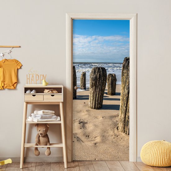 Deurposter 90x205 cm - Deursticker Zand - Strand - Paal - Water - Zomer - Meubelfolie zelfklevend - Deurfolie woonkamer - Interieurfolie fotobehang - Deur plakfolie - Deurstickers - Deurbehang sticker - Kamer decoratie