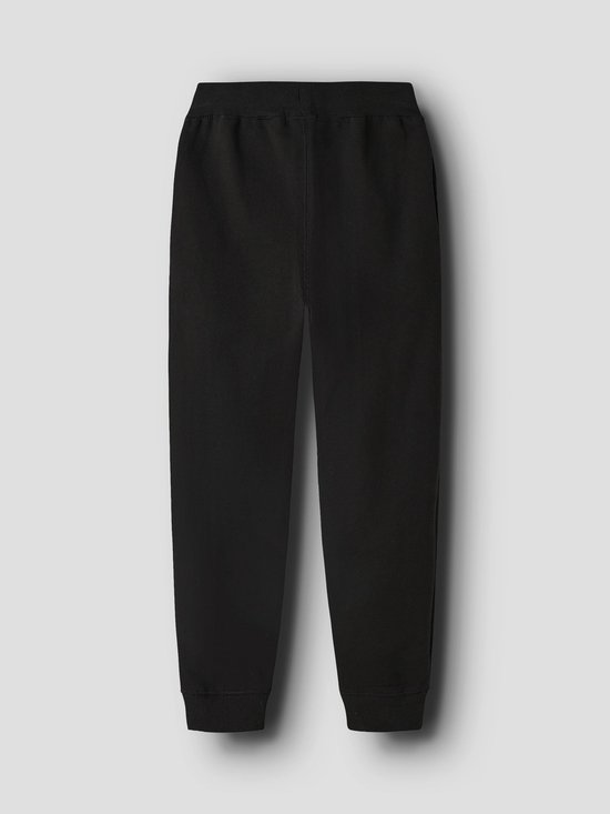 Zwarte joggingbroek, achterkant zichtbaar, met grijze trekkerkoord en elastische tailleband.