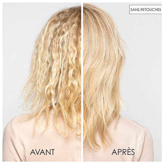 Voor en na foto van blond haar. De linkerkant toont golvend, pluizig haar, de rechterkant toont glad, steil haar.