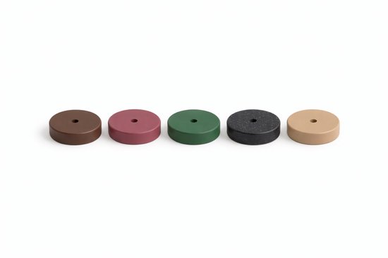 Vijf ronde, platte covers in de kleuren bruin, bordeauxrood, groen, zwart gevlekt en beige.
