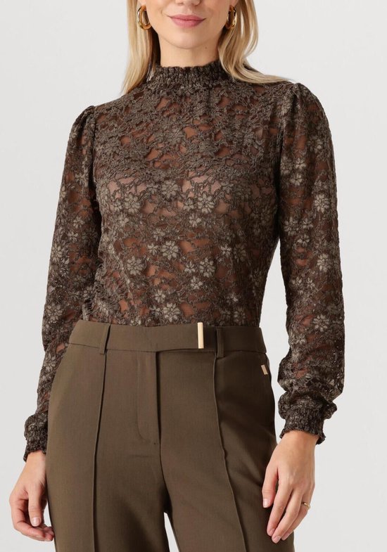 Bruine kanten top met bloemenpatroon en pofmouwen, gedragen door een model met een hoge hals.