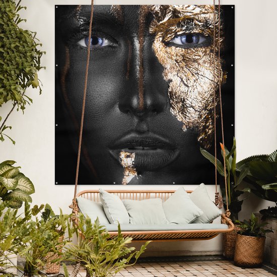 Affiche de Jardin Femme noire avec détails dorés - 200x200 cm