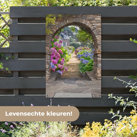 Tuinposter poort - Doorkijk - Hortensia - Bloemen - Natuur - Huis - Zomer - Tuindoek - Tuin - Schuttingdoek - 80x120 cm - Schutting decoratie - Tuindecoratie - Tuinschilderij voor buiten - Buitenposter