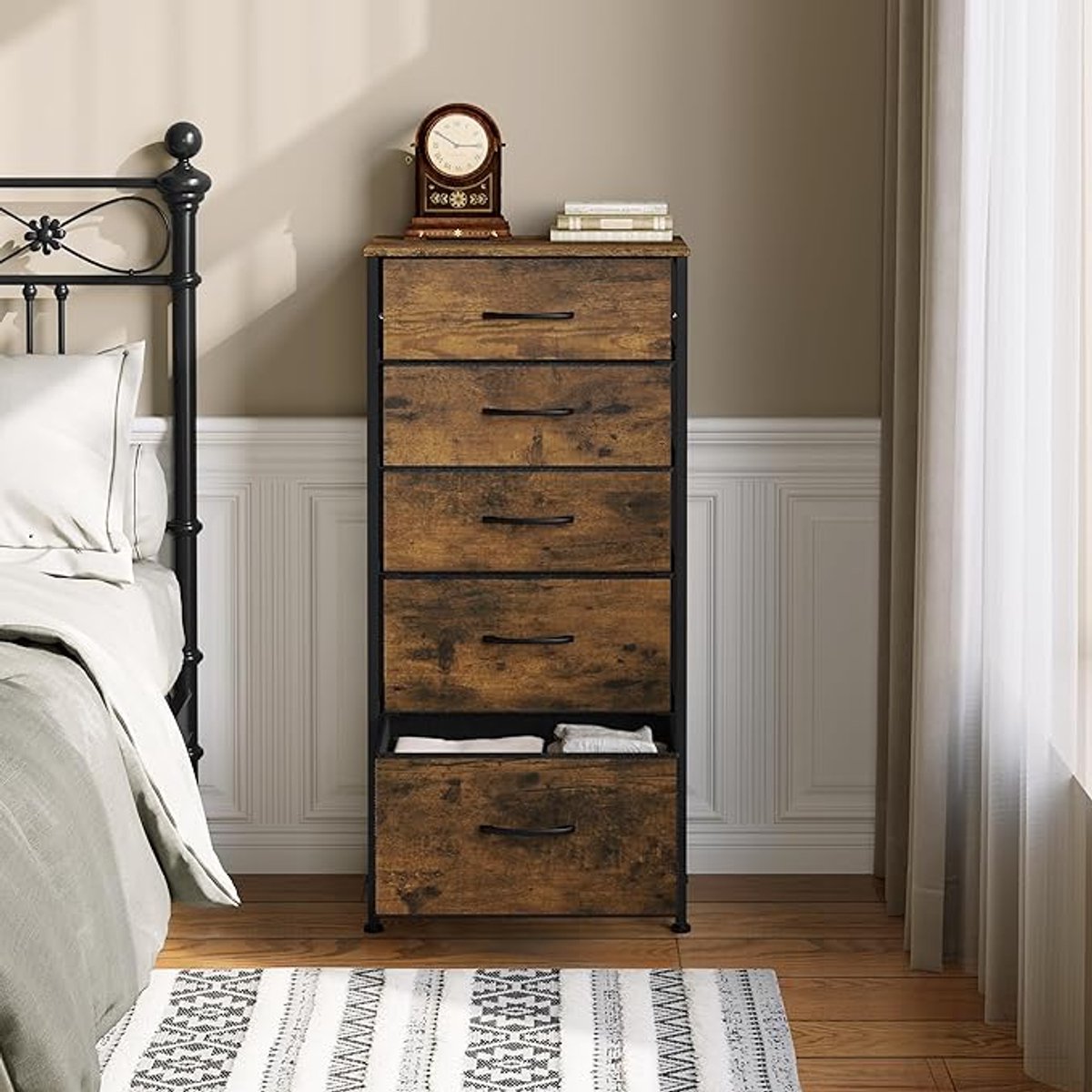 Vintage Smalle Commode met 5 Stoffen Laden – Industriële Houtlook Opbergkast voor Slaapkamer, Woonkamer & Hal – Metaal Frame, FSC Hout – Zwart – Mobili Bella