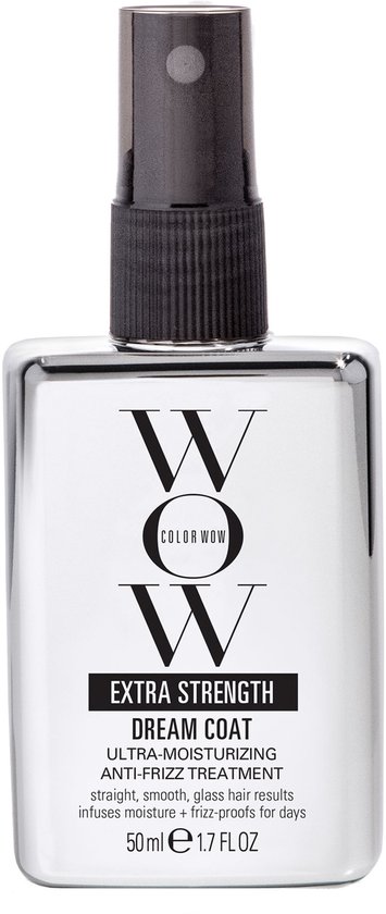 Een zilverkleurige sprayflacon met zwarte dop. Het label heeft een zwart-wit logo en de tekst 'EXTRA STRENGTH DREAM COAT ULTRA-MOISTURIZING ANTI-FRIZZ TREATMENT'.