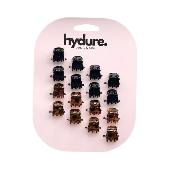 Een verpakking met 16 mini haarclips, acht zwarte en acht schildpadbruine, op een roze kaart.