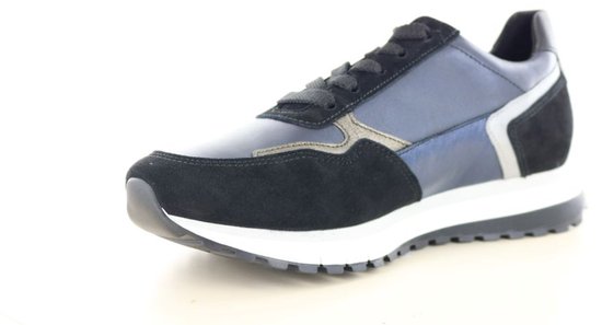 Zwarte sneaker met blauwe en zilverkleurige accenten, suède en gladde panelen, rits en veters.