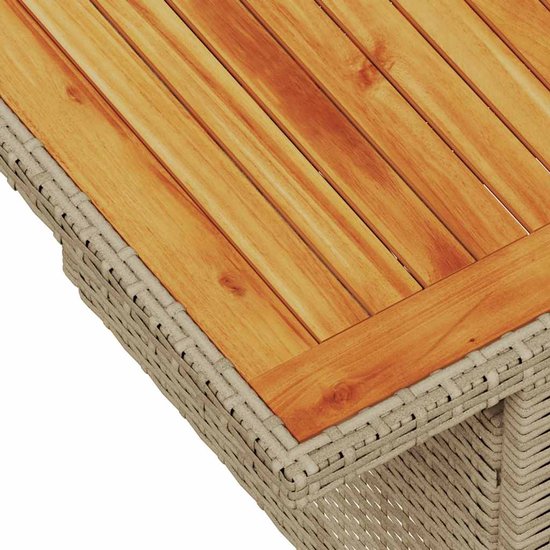 Close-up van het houten tafelblad op een beige polyrotan tafel.