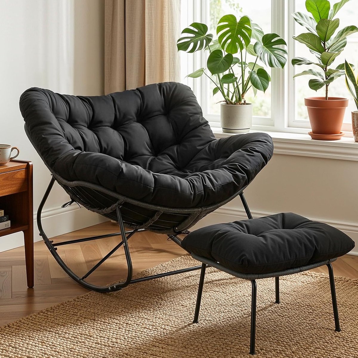 Schommelstoel met Voetenbank 100 x 102 x 76 cm Zwart – Luxe Eivormige Relaxstoel voor Tuin, Balkon en Woonkamer – PE Rotan, Dik Kussen, Ergonomisch Design, Belastbaar tot 150 kg – Mobili Bella