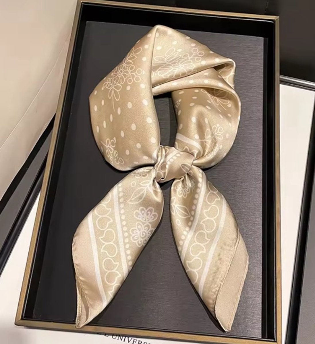Sjaal crèmekleurig - Paisley print - Sjaaltje - Scraf - Crème - Champagne - Wit - Beige- Accessoires - Voor in je haar - Voor om je nek - Stijlvol - Outfit - Gewoon Leuk!
