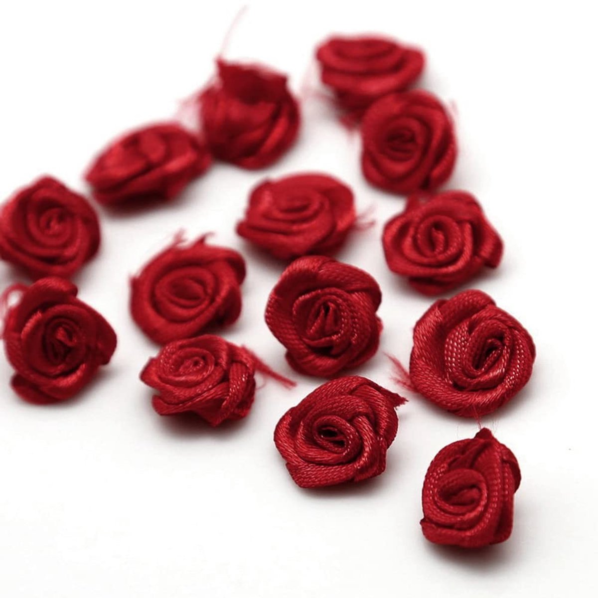 Dailygoods- Rozenkoppen 200 stuks - Kunstbloemen - Satijnen Rozen - Decoratieve Rozenbloemen - DIY Accessoires - Huidirritatie/Allergieën waarschuwing
