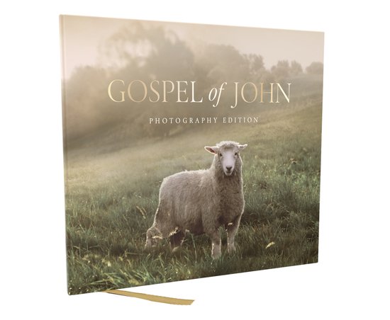 NKJV Evangelie van Johannes, fotografie editie, hardcover, met een schaap op de voorgrond, tegen een wazige achtergrond.