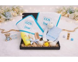 Kraamcadeau voor jongen 8 stuks 100% Stoer - Hawsaz.nl cadeau - Babyknuffel - Slabbetje - Kraamcadeau - Gepersonaliseerd cadeau - Babydeken - Babygeschenksets - Geboortecadeau - Babyverzorging - Babyset - Zwitsal - Babypakket - Badcape - Tweeling