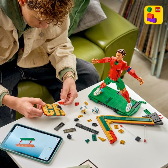 LEGO Editions Cristiano Ronaldo - Légende du Football CR 7 Kit de Construction pour Enfants - 43016