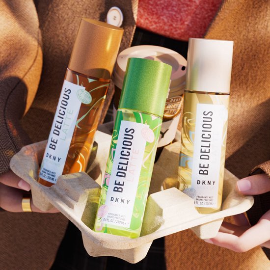 Drie DKNY Be Delicious Latte geuren in een kartonnen houder: Vanille, Matcha en Pistache.