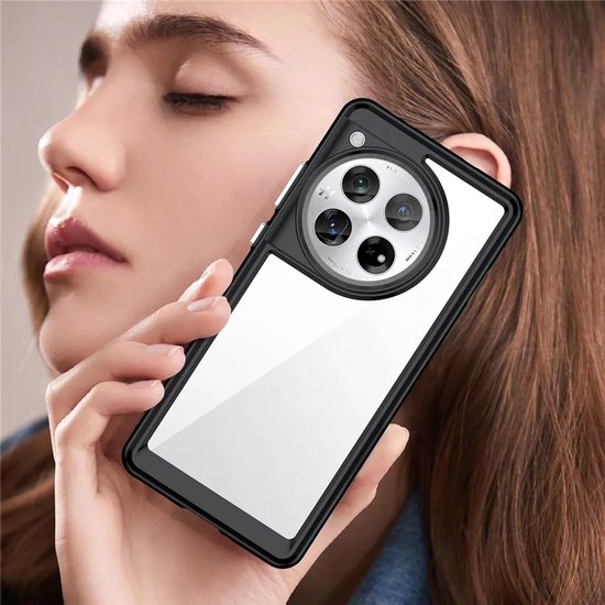 Femme tenant une coque de téléphone noire à dos transparent et découpe caméra ronde.