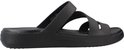 Sandale noire Crocs avec brides et semelle épaisse, profil latéral.